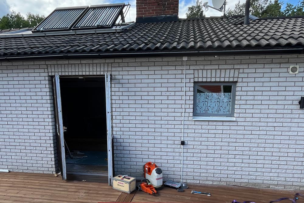Tegelhus med den tidigare altansingeldörren, innan ombyggnad