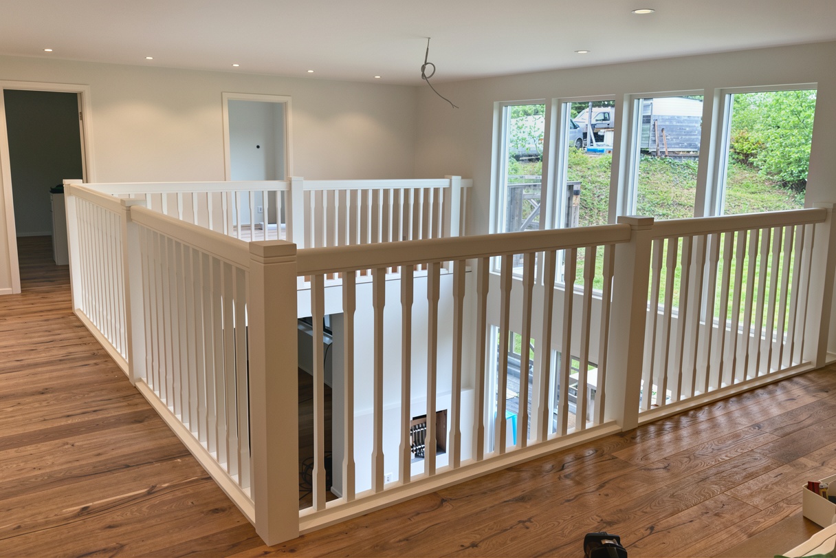 Nybyggt vitt räcke inomhus genomfört under en totalrenovering