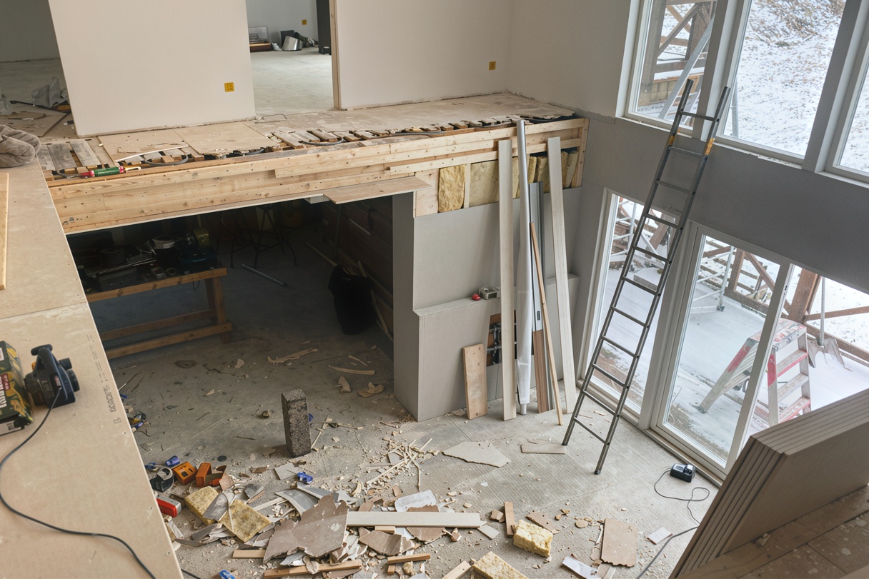 Påbörjad renovering med isolering och öppning i golvet där räcket senare monterades