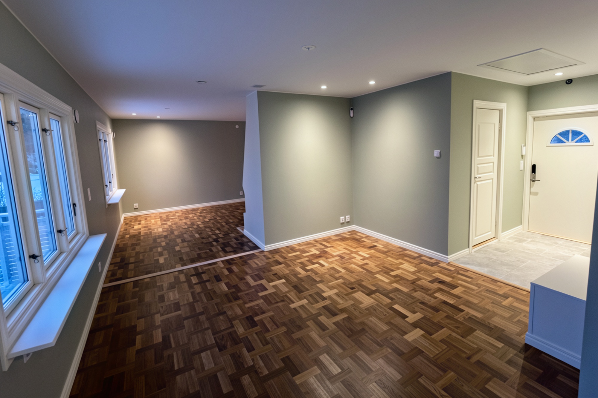 Hus som genomgått en ytskiktsrenovering, med nymålade gröna väggar, nya vita lister och ett fint brunt trägolv